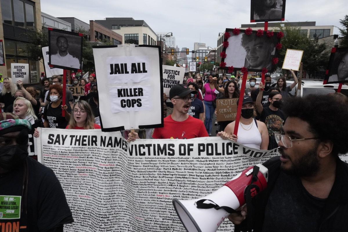 Des manifestants marchent vers le campus de l’OSU samedi pour protester contre la fusillade de la police de Donovan Lewis