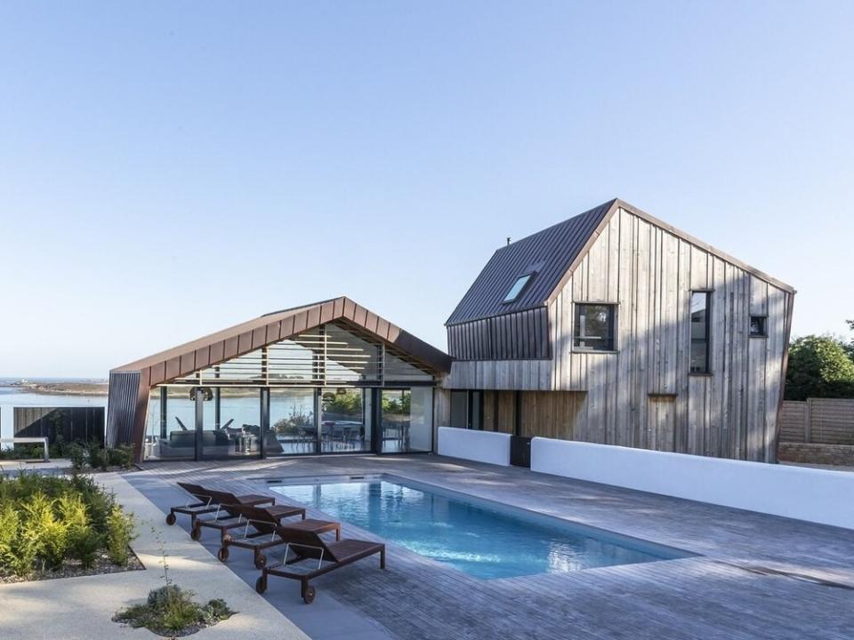 Ferienhaus mit großen Glasflächen für den Blick aufs Meer und den Pool - wie hier in der französischen Bretagne. (Bild: FeWo-direkt)