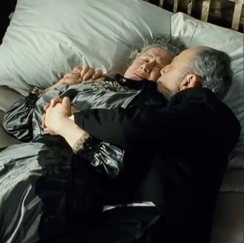 史特勞斯夫妻的淒美愛情故事，被收錄在電影《鐵達尼號》中。（圖／翻攝自推特）