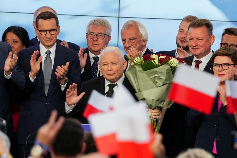 El líder del partido conservador Ley y Justicia (PiS, por sus siglas en polaco), Jaroslaw Kaczynski, sostiene unas flores durante un discurso tras el anuncio de los resultados de los sondeos a pie de urna en Varsovia, Polonia