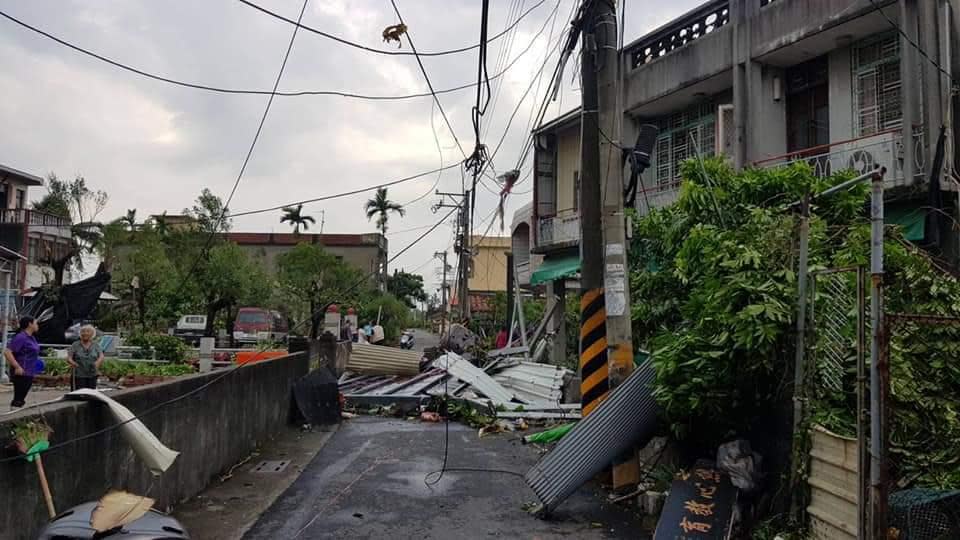 許多民宅的遮雨棚被龍捲風破壞，吹落滿地。（翻攝畫面）