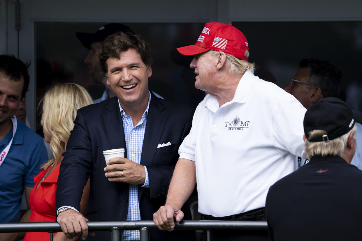 Tucker Carlson y el expresidente Donald Trump en el Trump National Golf Club, en Bedminster, Nueva Jersey, el 31 de julio de 2022. (Doug Mills/The New York Times)
