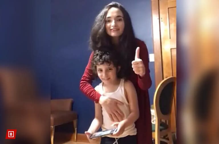 Hanaan Shaheen, junto a su pequeño hijo Wadea