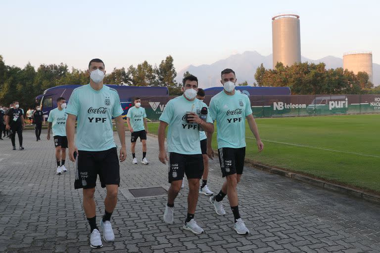 Guido Rodríguez, Marcos Acuña y Germán Pezzella, durante una práctica en suelo brasileño; la burbuja le dio resultado al seleccionado albiceleste