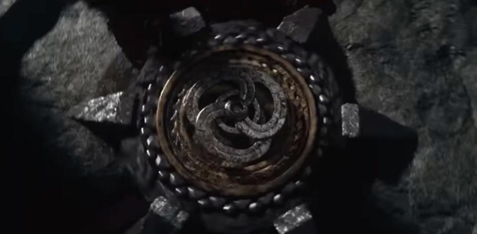 A cog with a symbol that is the same as the one seen on Rhaenyra's necklace