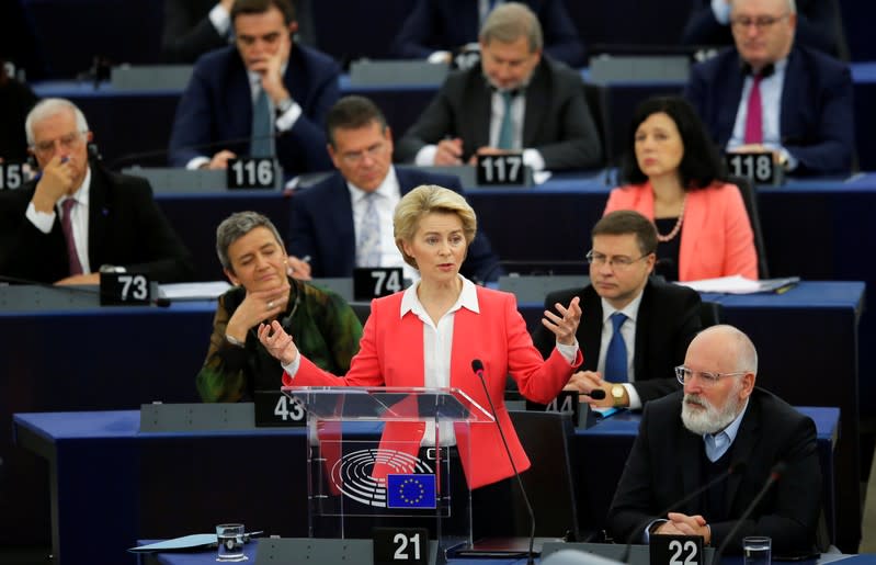 La presidenta electa de la Comisión Europea, Ursula von der Leyen, se dirige al Parlamento Europeo antes de la votación de los miembros del Parlamento Europeo sobre su consejo de comisarios, en Estrasburgo