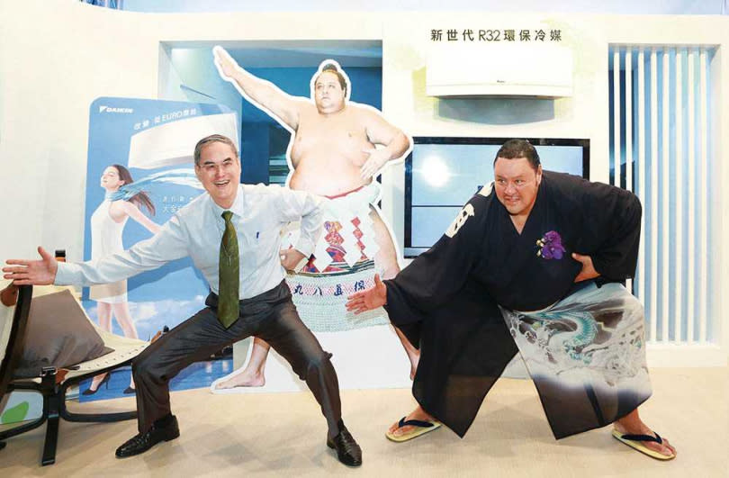 大金空調用相撲代表日本，是蘇一仲想出來的點子。2015年，他邀請日本大金代言人「曙太郎」來台，一同在新品發表會上擺出相撲的招牌動作。（圖／大金提供）