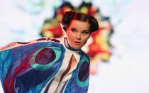 Ist sie ein bunter Marienkäfer? Björk in Japan, 2005. (Bild: Koichi Kamoshida/Getty Images)