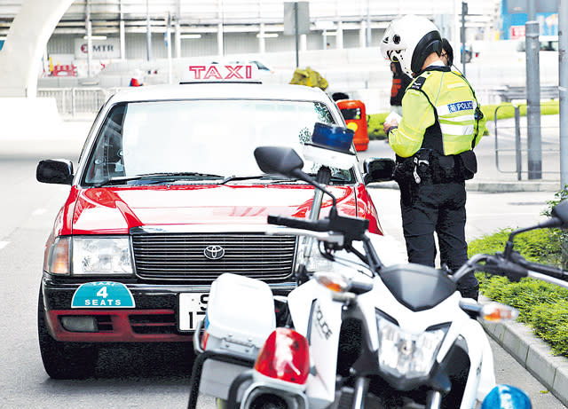 警方今天起展開一連7天直接向違例泊車司機抄牌，不作任何預警，雖然行動能加強阻嚇性，但不少人相信一周後違迫情況會故態復萌。（資料圖片）