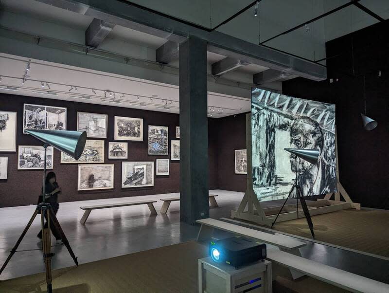 南非藝術家肯特里奇個展首度登台 南非藝術家肯特里奇（William Kentridge）個展首度登 台，4日起將在台北市立美術館開展，展中以大型裝 置投影形式呈現肯特里奇早期2件及近期3件定格短片 作品，並同步展出拍攝過程中所創作的素描手稿。 中央社記者王寶兒攝  113年5月2日 