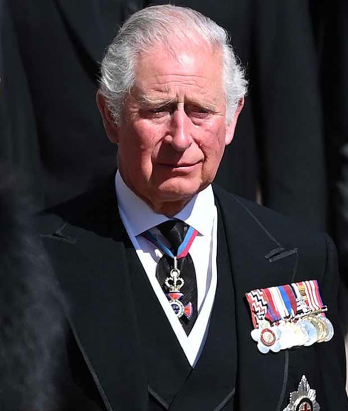 El príncipe Carlos, abatido en el funeral por su padre