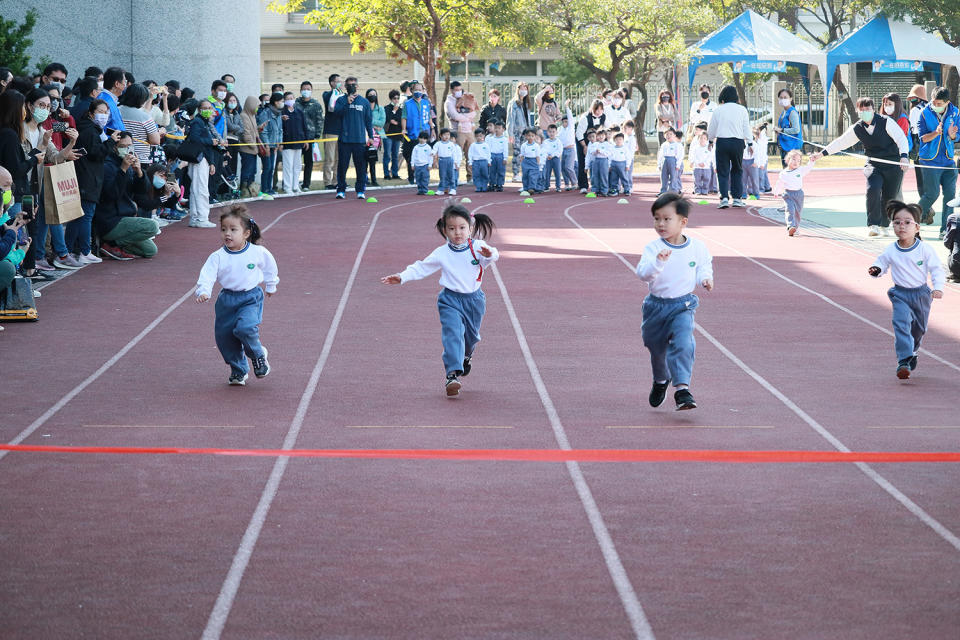 幼兒園全員賽跑，大家都很努力。