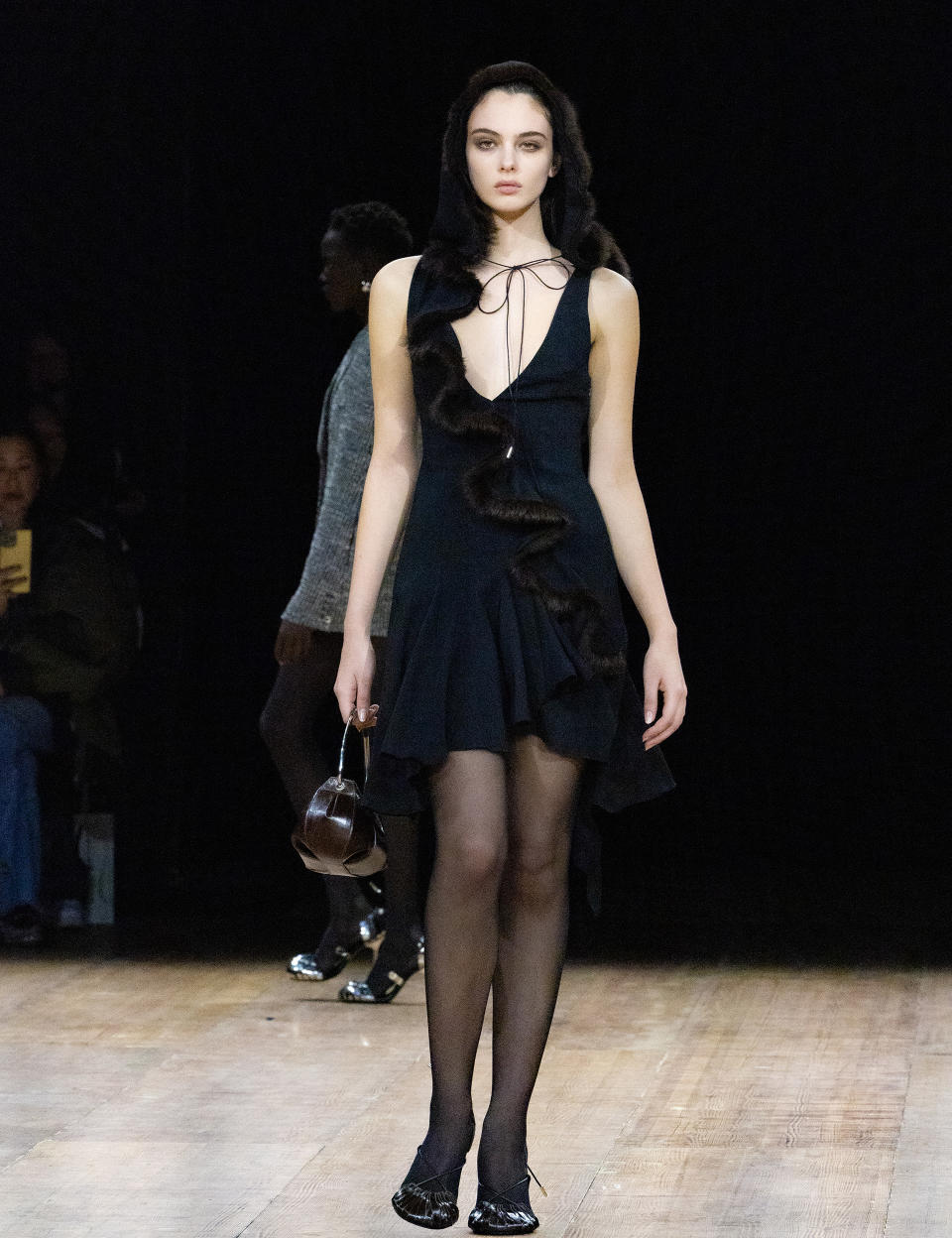 Deva Cassel défile pour Coperni durant la Fashion Week de Paris automne-hiver 2023-2024