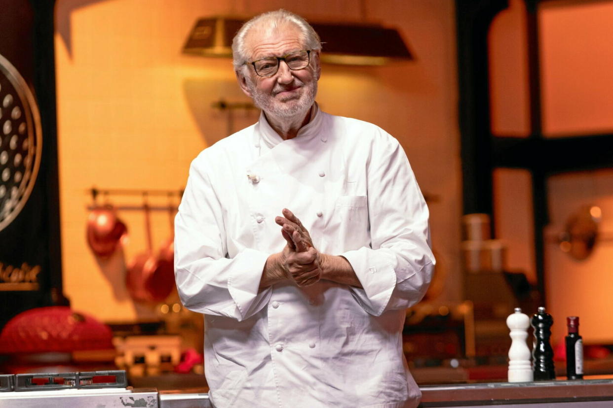 Dans « Top Chef : la brigade cachée », sur M6, le chef triplement étoilé Pierre Gagnaire coache les candidats éliminés de « Top Chef » pour les aider à réintégrer le concours.   - Credit:Pierrick GREIBILL/ M6