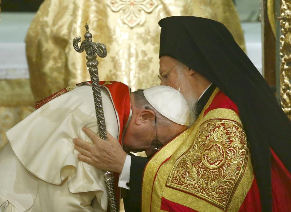 Ecumenical Patriarch Bartholomew I of Constantinople (R) blesses Pope Francis during an Ecumenical Prayer in the Patriarchal Church of Saint George in Istanbul November 29, 2014. (REUTERS/Tony Gentile)