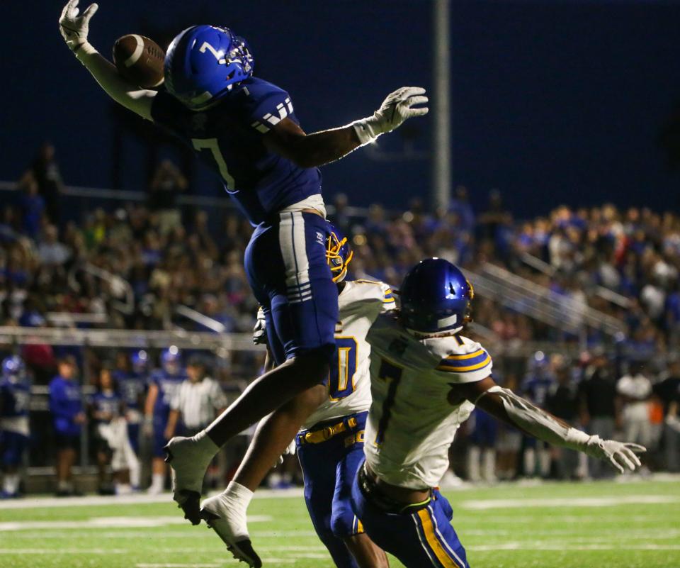 Middletown's Aviyon Matthews (7) makes a juggling catch over a pair of Sussex Central defenders in the first half of the Cavaliers' 41-7 win at Cavaliers Stadium, Friday, Sept. 8, 2023.