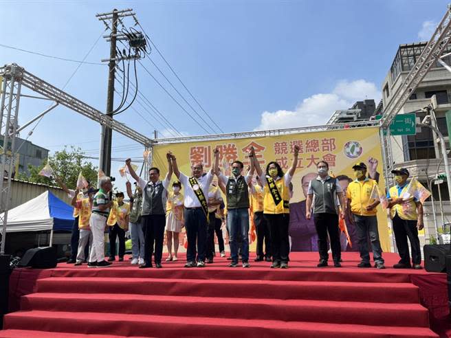 桃園市長鄭文燦、民進黨桃園市長參選人鄭運鵬4日至蘆竹區參加市議員劉勝全競選總部成立大會。（陳夢茹攝）