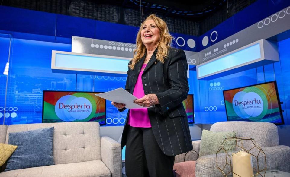 Lupita Lomelí, conductora del programa Despierta Valle Central de Univisión Canal 21, se prepara para grabar en el estudio de Fresno, el viernes 3 de mayo de 2024.
