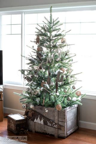 <p><a href="https://www.funkyjunkinteriors.net/rustic-christmas-tree-in-a-crate-with-living-room-tour/" data-component="link" data-source="inlineLink" data-type="externalLink" data-ordinal="1" rel="nofollow">Funky Junk Interiors</a></p>
