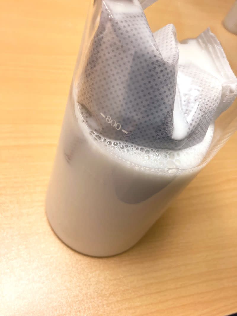 ▲日本全國農業協同組合聯合會教學，可以將咖啡粉放入茶包中，再放入牛奶裡冰一晚，就能獲得一杯香氣十足的咖啡牛奶了。（圖／翻攝自推特@zennoh_food）