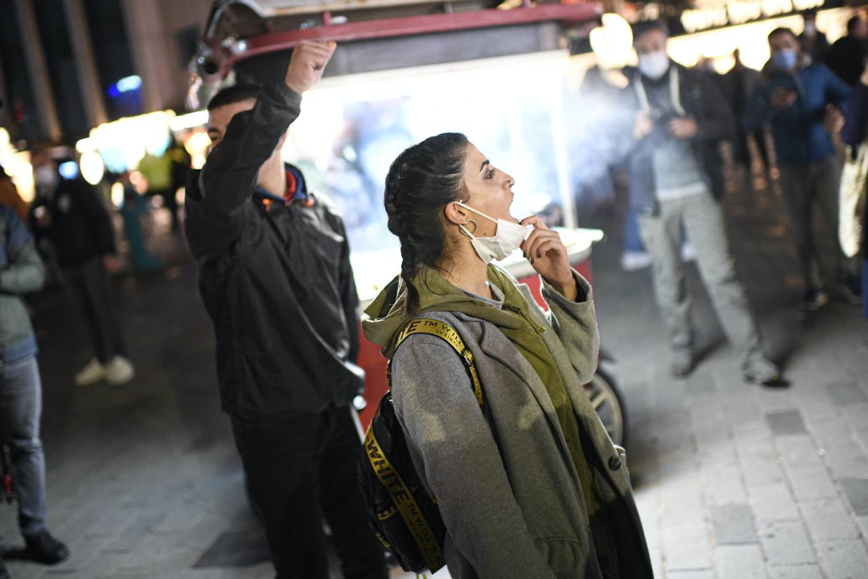 <span class="caption"> Une manifestante lance des slogans pendant une manifestation dans le centre d’Istanbul pour dénoncer la violence contre les femmes en Turquie, le 25 novembre 2020.</span> <span class="attribution"><span class="source">AP Photo</span></span>