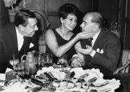 Reste une ombre au tableau : cet impossible mariage. Le couple devra finalement patienter jusqu’en 1966 - soit neuf ans après la décision de la justice italienne - pour pouvoir convoler en justes noces. Pour y parvenir, Sophia Loren et Carlo Ponti seront contraints de demander la nationalité française, qui leur sera accordée en 1965 par Georges Pompidou, alors Premier ministre. Le divorce de Ponti enfin régularisé, les deux amants se marieront finalement officiellement en France, le 9 avril 1966. (<em>Keystone-France/Gamma-Keystone via Getty Images</em>)