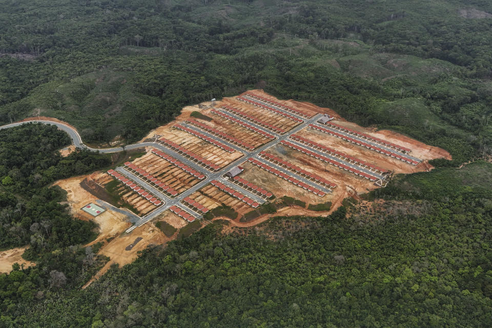 Nuevas casas se encuentran en Nuevo Cartí, en la costa caribeña de Panamá, el lunes 27 de mayo de 2024. Debido al aumento del nivel del mar, unas 300 familias indígenas Guna se trasladarán de la isla Gardi Sugdub, parte del archipiélago de San Blas, a nuevas casas construidas por el gobierno en el continente. (Foto AP/Matías Delacroix)