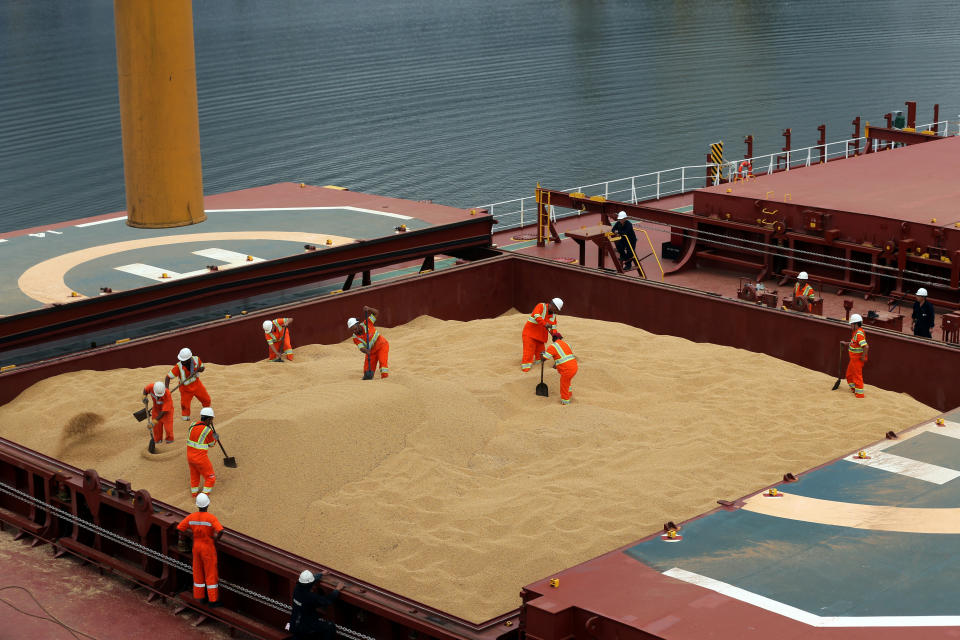 Trabajadores en un barco carguero que lleva grano de soya brasileño de Santos, Brasil, a China. (Reuters)