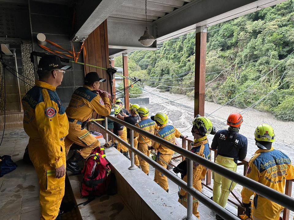 消防弟兄上午在廬山溫泉區救援15名受困者。（圖：中市消防局提供）