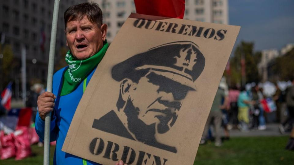 Un seguidor de Pinochet se manifiesta reclamando "orden" en el país.