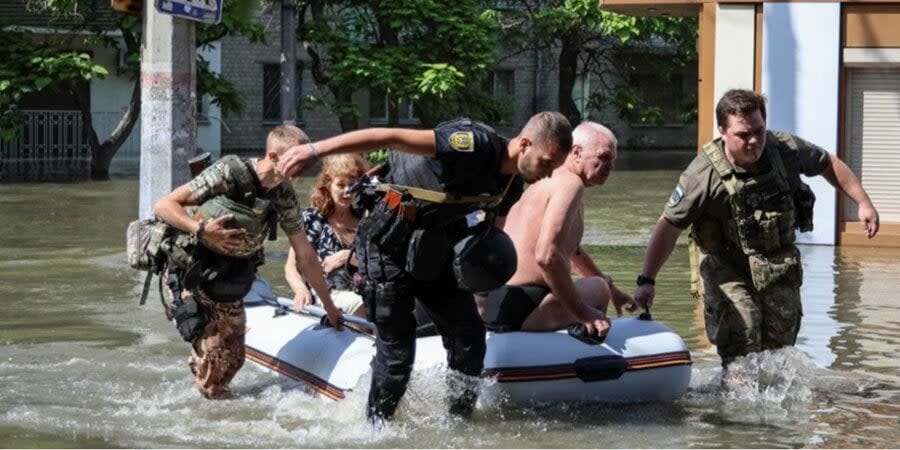 Police evacuate local residents in Kherson, June 7, 2023