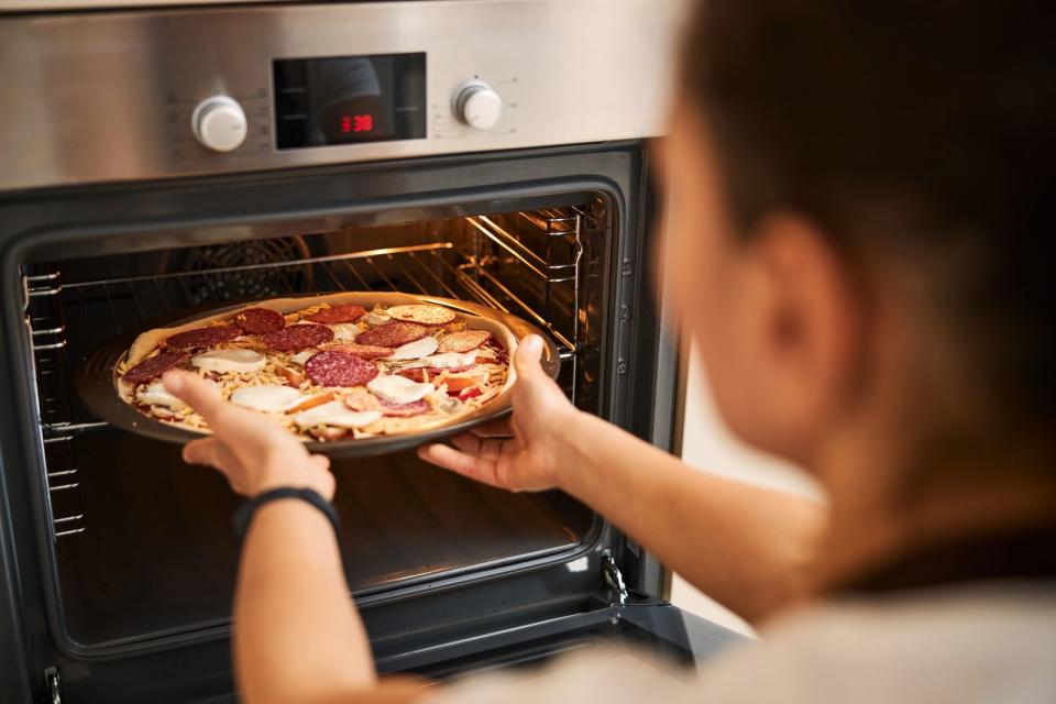 Bei jedem Kuchen, bei jeder Pizza immer wieder diese Frage: Muss ich den Ofen wirklich vorheizen? (Bild: iStock/Svitlana Hulko)