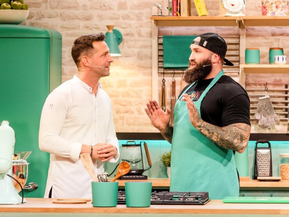 Alexander Kumptner (l.) in seiner neuen Show "Doppelt kocht besser". (Bild: SAT.1 / Nadine Rupp)