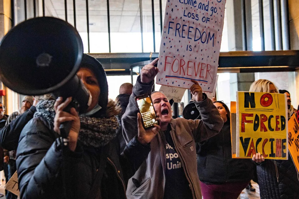 Protestas de grupos antivacunas por la obligación de llevar mascarillas en el ayuntamiento de Boston, Massachusetts December 20, 2021 | Photo by Joseph Prezioso / AFP