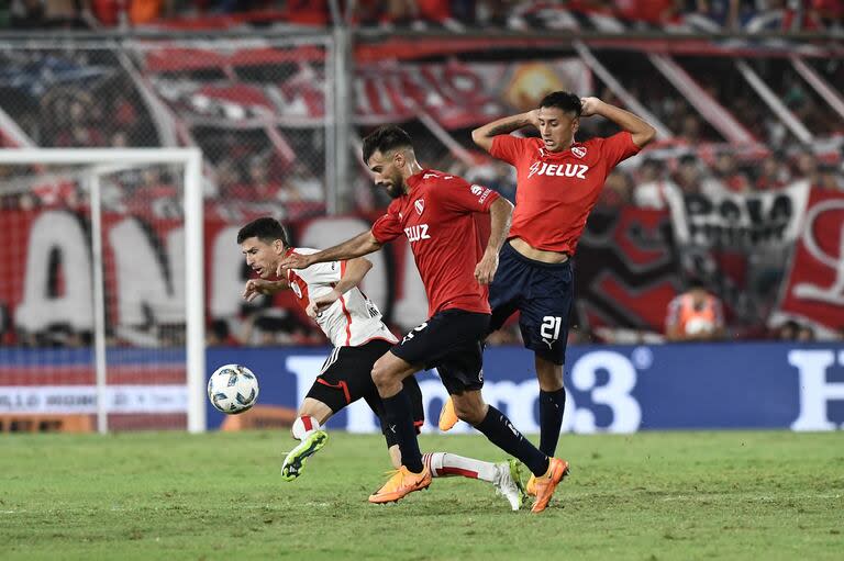 Joaquín Laso, el zaguero que marcó a Nacho Fernández en el último duelo ante River, aporta experiencia en el fondo de Independiente.