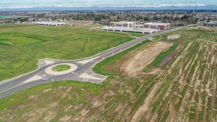 De toekomstige locatie van Fancher Creek Town Center wordt donderdag 2 maart 2023 onthuld, tegenover Clovis Avenue ten noorden van Kings Canyon Road in het zuidoosten van Fresno.  Tot nu toe is Sprouts een van de verwachte huurders.