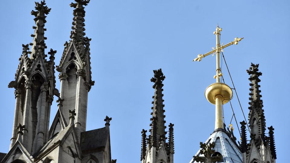 Die starke Nachfrage nach Terminen für Kirchenaustritte hält in Köln unvermindert an.