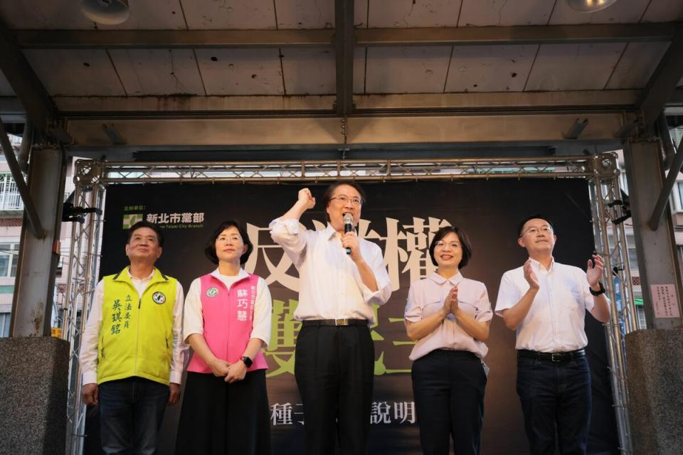 民進黨秘書長林右昌今（15）天下午再率隊赴新北市土城。   圖：民進黨/提供