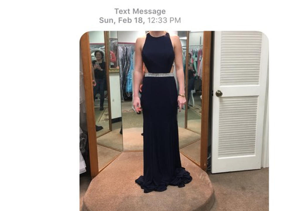 Für dieses Kleid bekam eine Nutzerin Komplimente von einer unbekannten Familie. (Bild-Copyright: bbymandi/Twitter)