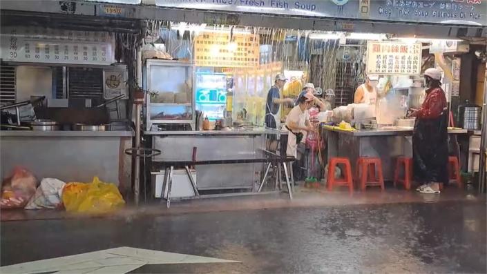 週日雨彈狂炸基隆！　街道慘變黃河　西定市場大淹水