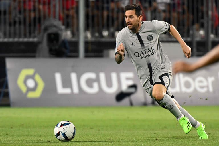 Paris Saint-Germain's Argentinian forward Lionel Messi runs with the ball during the French L1 football match between Clermont Foot 63 and Paris Saint-Germain at Stade Gabriel Montpied in Clermont-Ferrand, central France on August 6, 2022. (Photo by Jean-Philippe KSIAZEK / AFP)