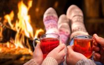 Nach einem langen Winterspaziergang oder einfach nur so: Gerade jetzt können uns heiße Getränke auf dem heimischen Sofa die langen Abende versüßen. Dabei muss es nicht immer nur Glühwein oder Punsch sein. Wir zeigen Ihnen weitere leckere Heißgetränke für den eisigen Winter. (Bild: iStock / AlexRaths)