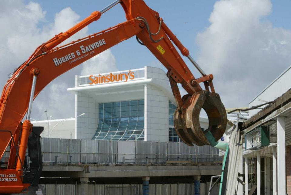 Bournemouth Echo: asdadem11 - foto de Richard Crease - Los trabajadores de demolición se mudan para demoler el antiguo hipermercado Asda para dar paso a la finalización del desarrollo de Castlepoint