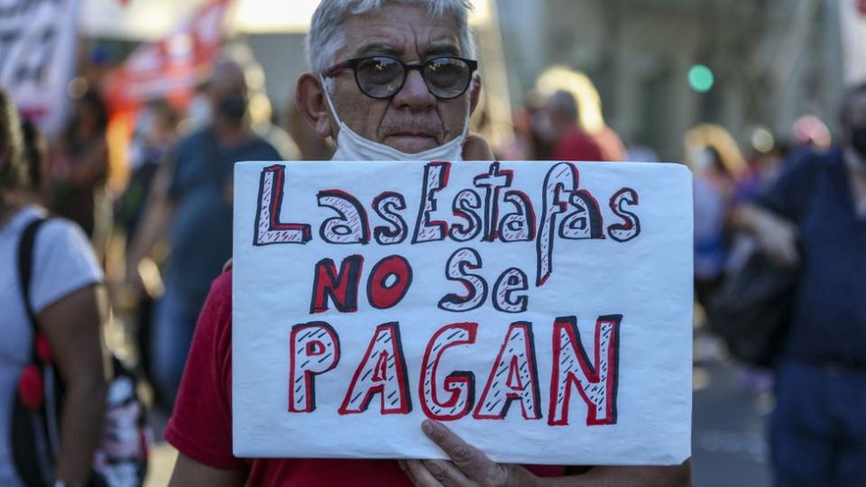 Un hombre con un cartel que dice: 