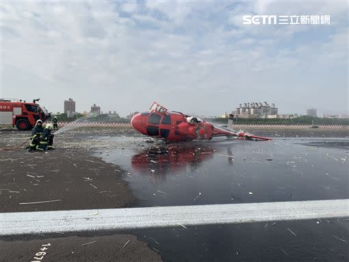 海豚直升機側翻躺在小港機場跑道上。（圖／翻攝畫面）