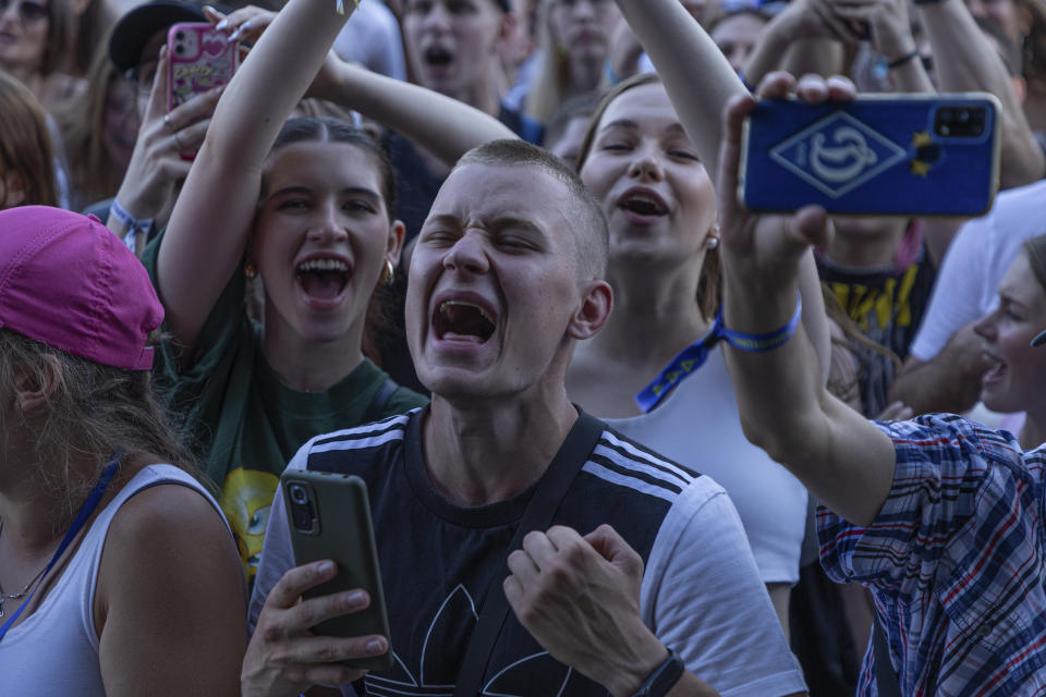 El público en el Festival Atlas en Kiev, Ucrania, el domingo 21 de julio de 2024. Este año, el festival de música más grande de Ucrania tocó una fibra sensible diferente. Atrás quedaron los artistas internacionales, los enormes escenarios y los cientos de miles de visitantes. (Foto AP/Anton Shtuka)