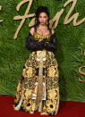 <p>Sängerin FKA twigs entschied sich für einen Crossover-Look. Sie kombinierte ein barockes Abendkleid mit goldenen Stickereien von Versace mit einer ledernen Bomberjacke. Eine ziemlich gewagte Kombination – aber wenn es jemand tragen kann, dann wohl die experimentierfreudige FKA twigs. (Bild: AP Photo) </p>