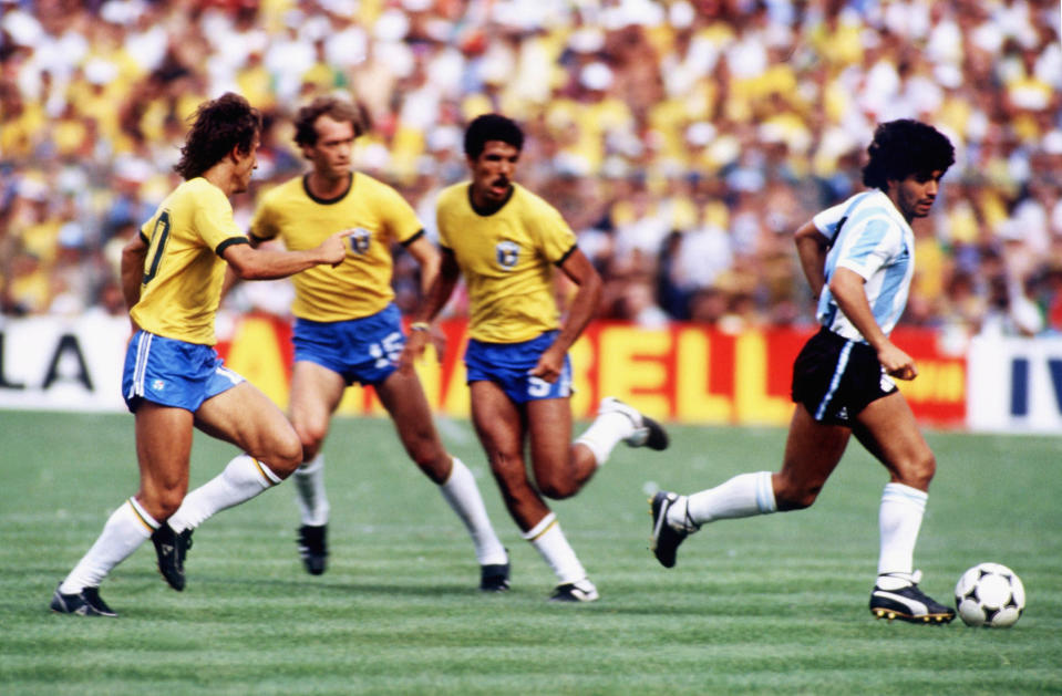 Diego Armando Maradona contro Zico, Falcao, Toninho e Cerezo del Brasile durante il Mondiale del 1982 (Photo by Alessandro Sabattini/Getty Images)