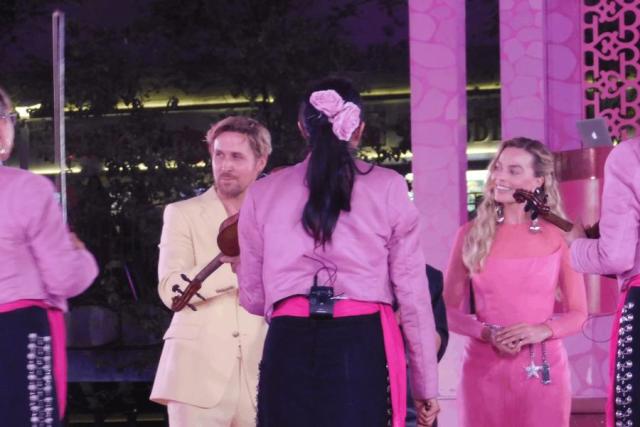 Mariachis rosas le dieron la bienvenida al elenco de Barbie en México