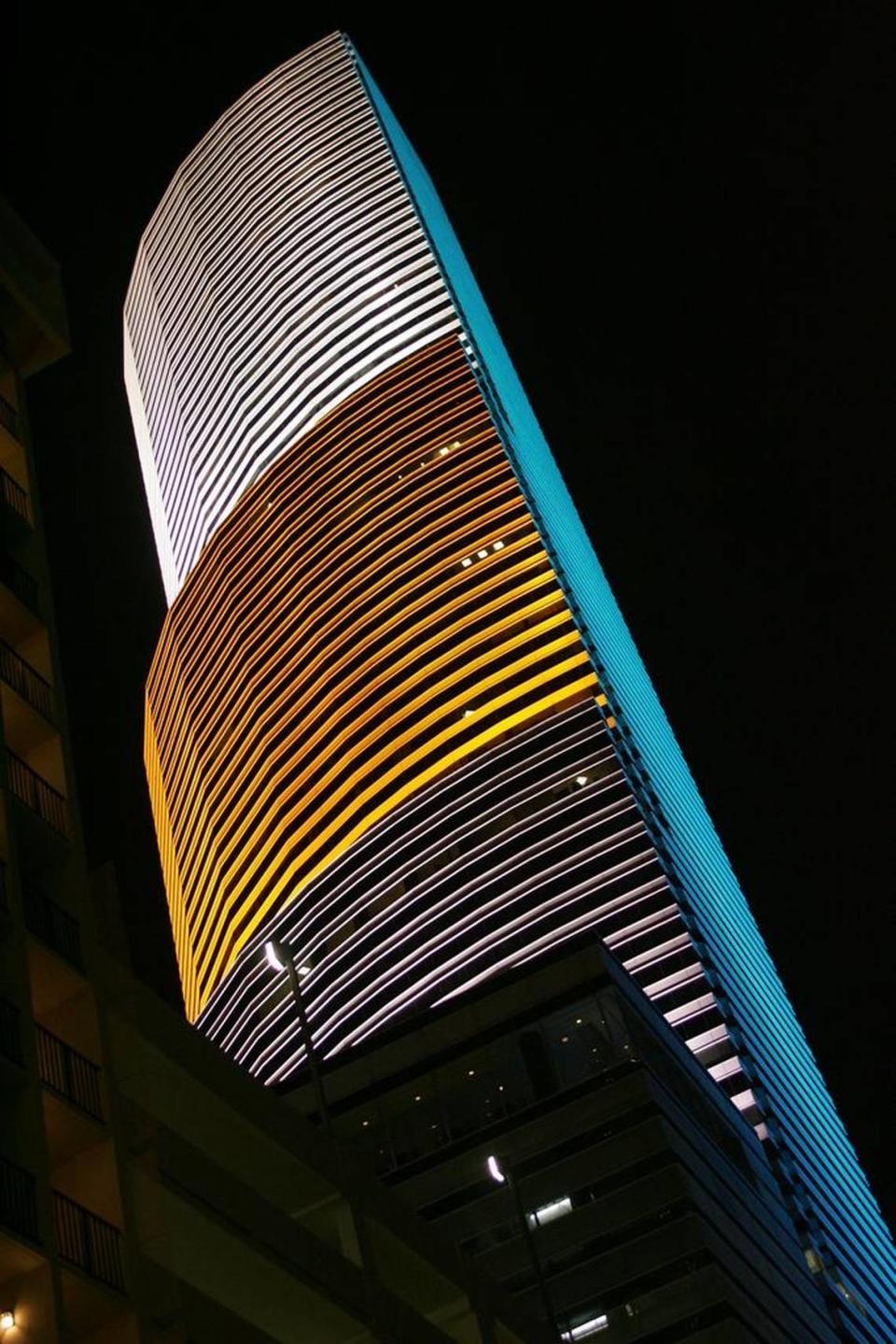 Photo of the Miami Tower, formerly the CenTrust Tower, taken in 2004. Pedro Portal/Pedro Portal